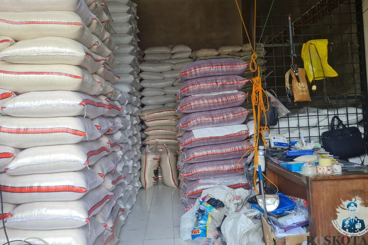 Toko beras di Pasar Induk Beras Cipinang, Jakarta Timur. (Sumber: Poskota/Pandi Ramedhan)