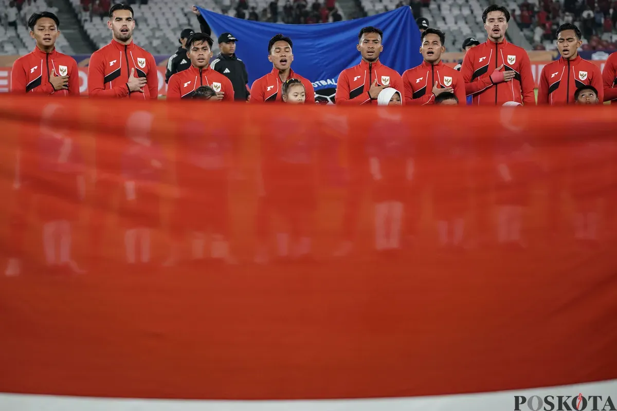 Skuad Timnas U23 menyanyikan lagu kebangsaan Indonesia Raya saat melawan Timnas U23 Brunei Darussalam dalam pertandingan penyisihan Grup A Piala AFF U-23 2025 di Stadion Utama Gelora Bung Karno (SUGBK), Senayan, Jakarta, Selasa, 15 Juli 2025. (Sumber: Poskota/Bilal Nugraha Ginanjar)