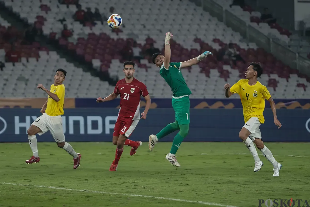 Pesepak bola Timnas U23 Jens Raven mencetak gol saat melawan Timnas U23 Brunei Darussalam dalam pertandingan penyisihan Grup A Piala AFF U-23 2025 di Stadion Utama Gelora Bung Karno (SUGBK), Senayan, Jakarta, Selasa, 15 Juli 2025. (Sumber: Poskota/Bilal Nugraha Ginanjar)
