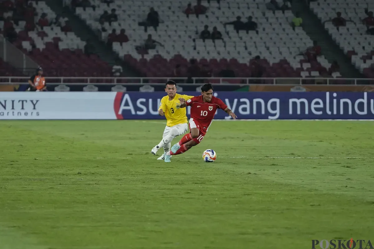 Pesepak bola Timnas U23 Arkhan Fikri berduel saat melawan Timnas U23 Brunei Darussalam dalam pertandingan penyisihan Grup A Piala AFF U-23 2025 di Stadion Utama Gelora Bung Karno (SUGBK), Senayan, Jakarta, Selasa, 15 Juli 2025. (Sumber: Poskota/Bilal Nugraha Ginanjar)