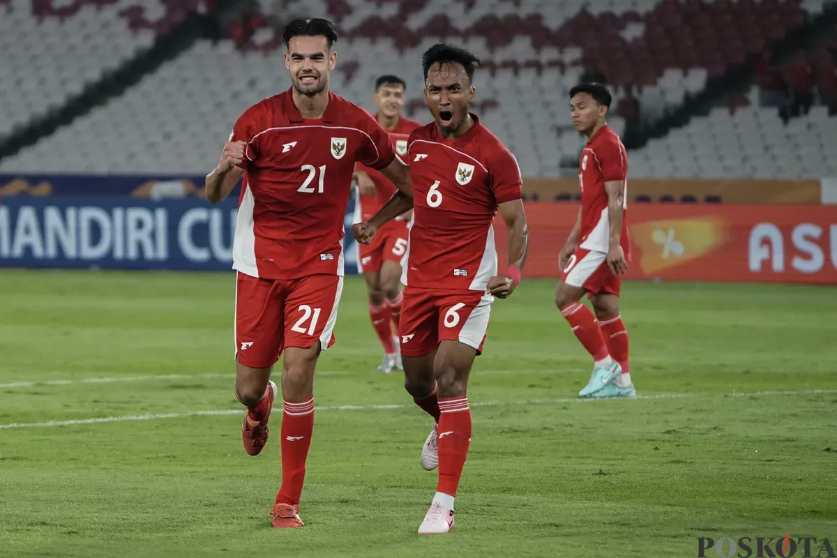 Pesepak bola Timnas U23 Jens Raven dan Robby Darwis berselebrasi usai mencetak gol melawan Timnas U23 Brunei Darussalam dalam pertandingan penyisihan Grup A Piala AFF U-23 2025 di Stadion Utama Gelora Bung Karno (SUGBK), Senayan, Jakarta, Selasa, 15 Juli 2025. (Sumber: Poskota/Bilal Nugraha Ginanjar)