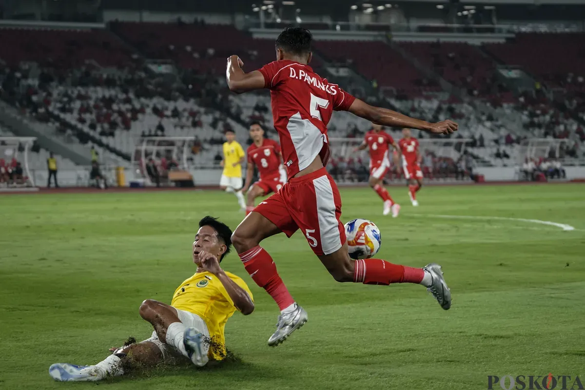 Pesepak bola Timnas U23 Donny Tri Pamungkas dihadang pemain Timnas U23 Brunei Darussalam dalam pertandingan penyisihan Grup A Piala AFF U-23 2025 di Stadion Utama Gelora Bung Karno (SUGBK), Senayan, Jakarta, Selasa, 15 Juli 2025. (Sumber: Poskota/Bilal Nugraha Ginanjar)