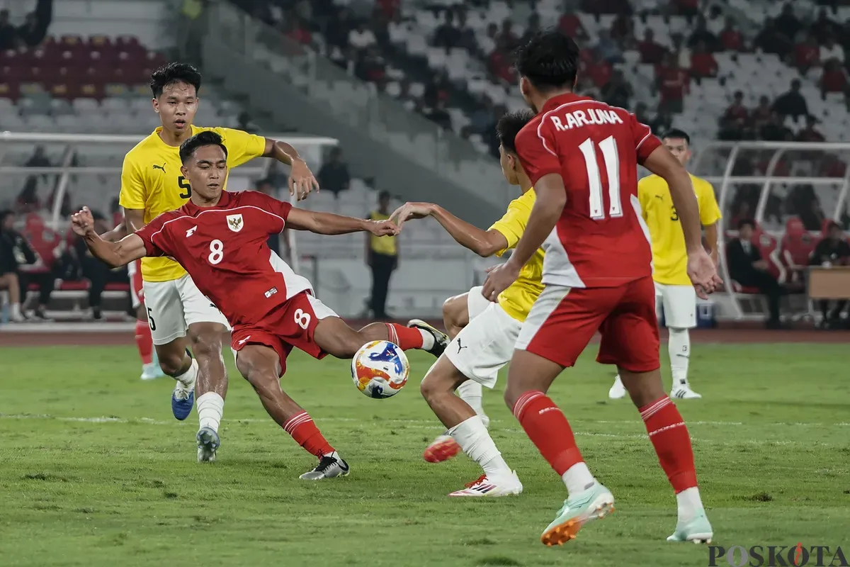 Pesepak bola Timnas U23 Rayhan Hannan menendang bola saat melawan Timnas U23 Brunei Darussalam dalam pertandingan penyisihan Grup A Piala AFF U-23 2025 di Stadion Utama Gelora Bung Karno (SUGBK), Senayan, Jakarta, Selasa, 15 Juli 2025. (Sumber: Poskota/Bilal Nugraha Ginanjar)