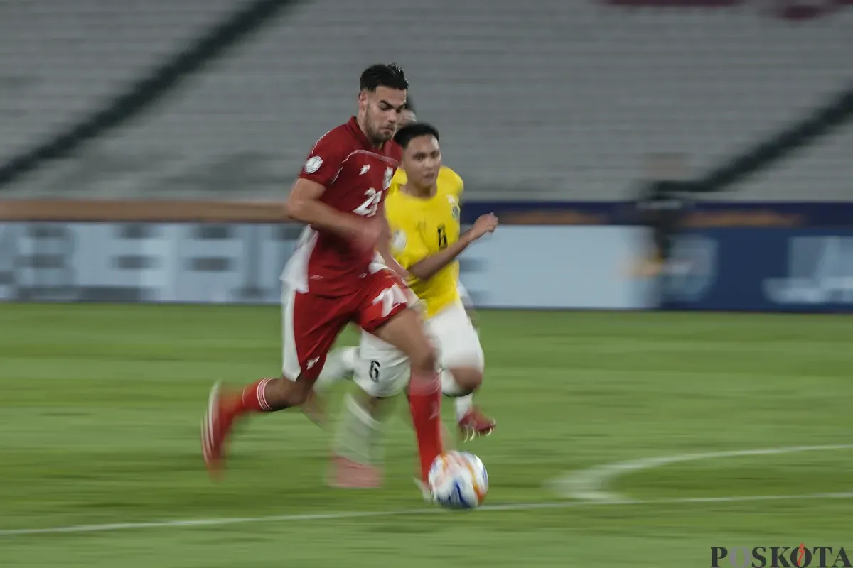 Pesepak bola Timnas U23 Jens Raven menggiring bola saat melawan Timnas U23 Brunei Darussalam dalam pertandingan penyisihan Grup A Piala AFF U-23 2025 di Stadion Utama Gelora Bung Karno (SUGBK), Senayan, Jakarta, Selasa, 15 Juli 2025. (Sumber: Poskota/Bilal Nugraha Ginanjar)