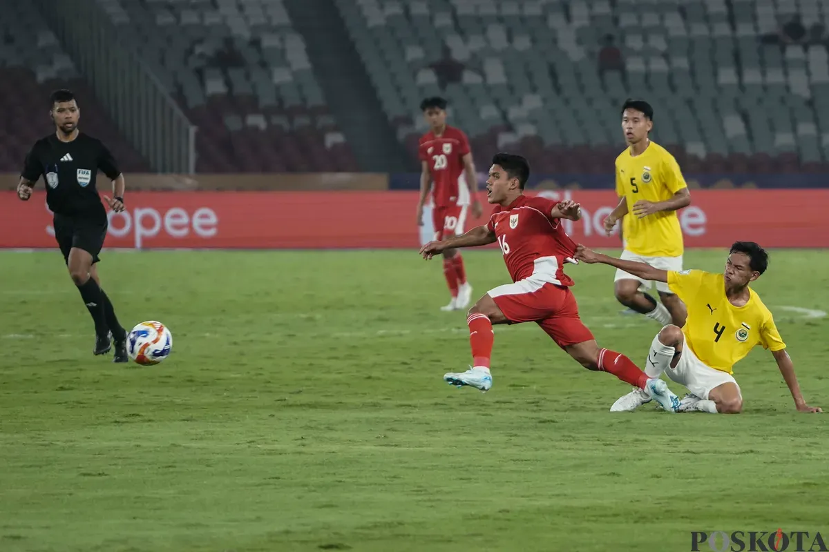 Pesepak bola Timnas Brunei Darussalam U23 menarik baju pemain Timnas U23 Althaf Alrizky dalam pertandingan penyisihan Grup A Piala AFF U-23 2025 di Stadion Utama Gelora Bung Karno (SUGBK), Senayan, Jakarta, Selasa, 15 Juli 2025. (Sumber: Poskota/Bilal Nugraha Ginanjar)
