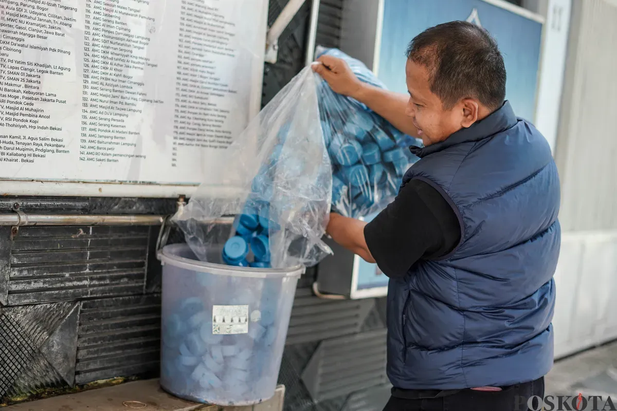Warga mengisi botol air galon di depot air minum gratis di Jalan Rawamangun Muka Selatan, Jakarta Timur, Selasa, 15 Juli 2025. (Sumber: Poskota/Bilal Nugraha Ginanjar)