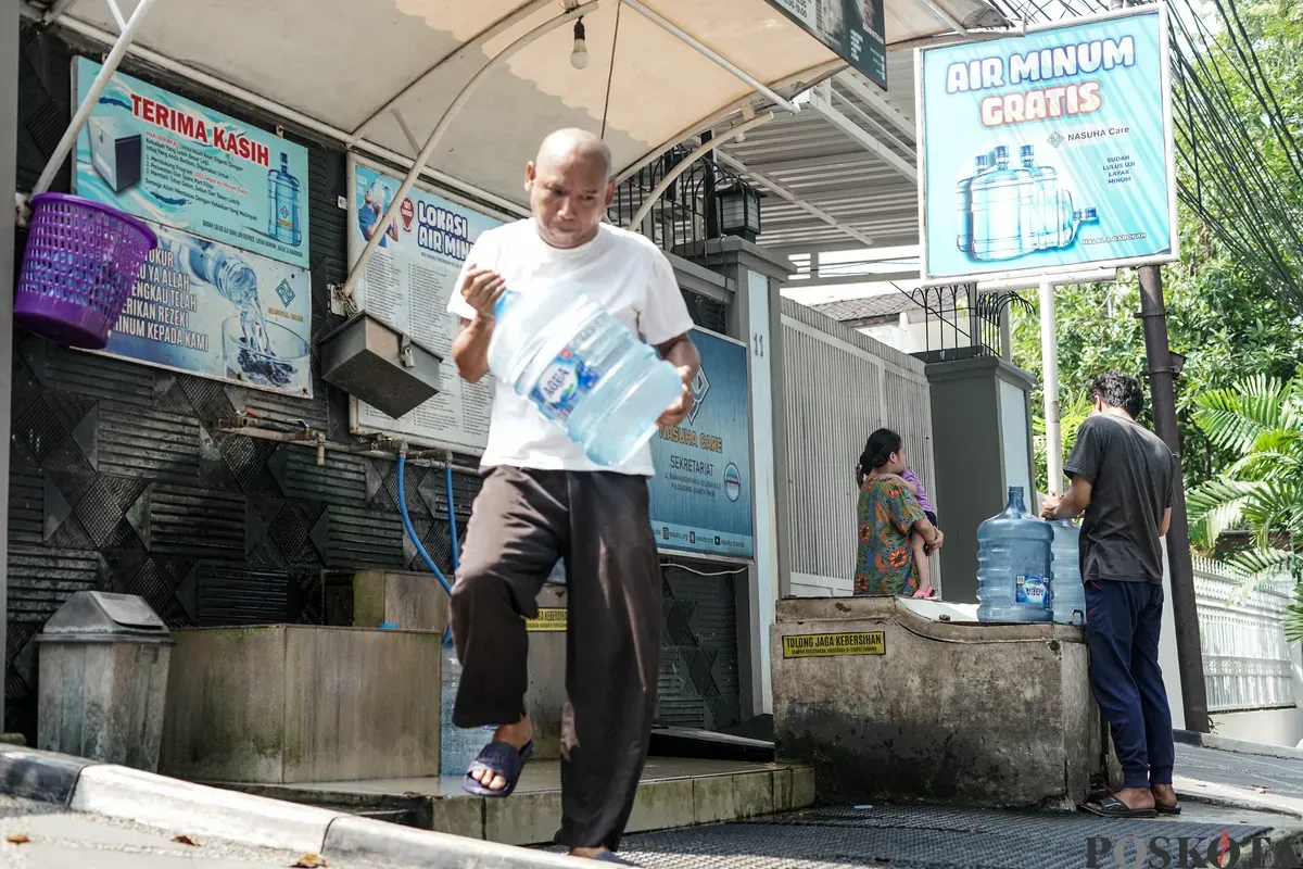 Warga mengisi botol air galon di depot air minum gratis di Jalan Rawamangun Muka Selatan, Jakarta Timur, Selasa, 15 Juli 2025. (Sumber: Poskota/Bilal Nugraha Ginanjar)