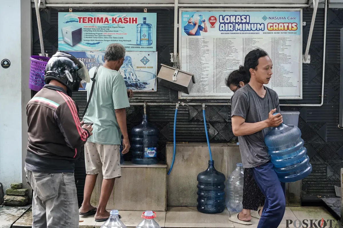 Warga mengisi botol air galon di depot air minum gratis di Jalan Rawamangun Muka Selatan, Jakarta Timur, Selasa, 15 Juli 2025. (Sumber: Poskota/Bilal Nugraha Ginanjar)