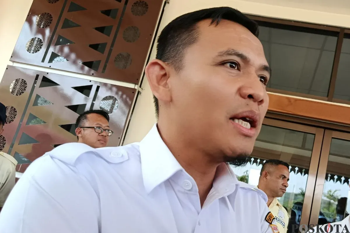 Kepala UPST DLH Jakarta, Agung Pujo Winarko memastikan, warga sekitar Bantar Gebang akan diprioritaskan dalam rekrutmen pegawai, Rabu, 16 Juli 2025. (Sumber: Poskota/Nurpini Aulia Rapika)