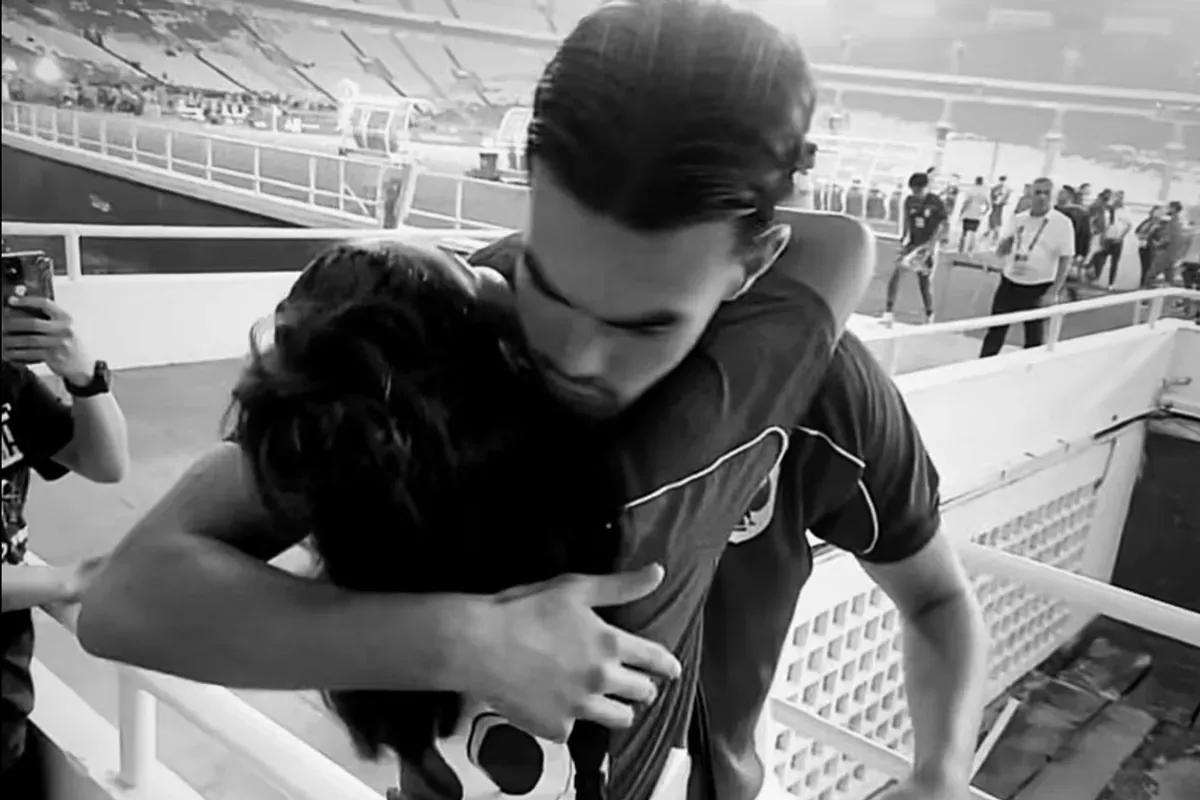 Potret Jens Raven yang memeluk sang kekasih usai pertandingan Timnas Indonesia vs Brunei Darussalam. (Sumber: Instagram/@estellaloupatty)