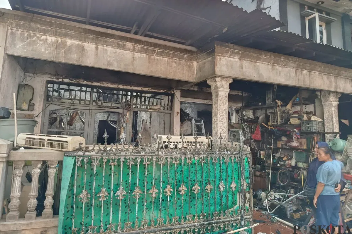 Satu unit rumah lantai dua di Jalan Gurame, Harapan Baru, Kecamatan Medan Satria, Kota Bekasi, dilahap si jago merah pada pukul 08.30 WIB, Rabu, 16 Juli 2025. (Sumber: Poskota/Nurpini Aulia Rapika)