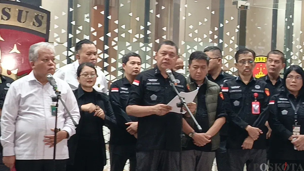 Kejagung mengumumkan penetapan empat tersangka dalam kasus dugaan korupsi  pengadaan laptop Chromebook pada Program Digitalisasi Pendidikan 2019-2023 di Kemendikbudristek, Selasa, 15 Juli 2025. (Sumber: Poskota/Ali Mansur)