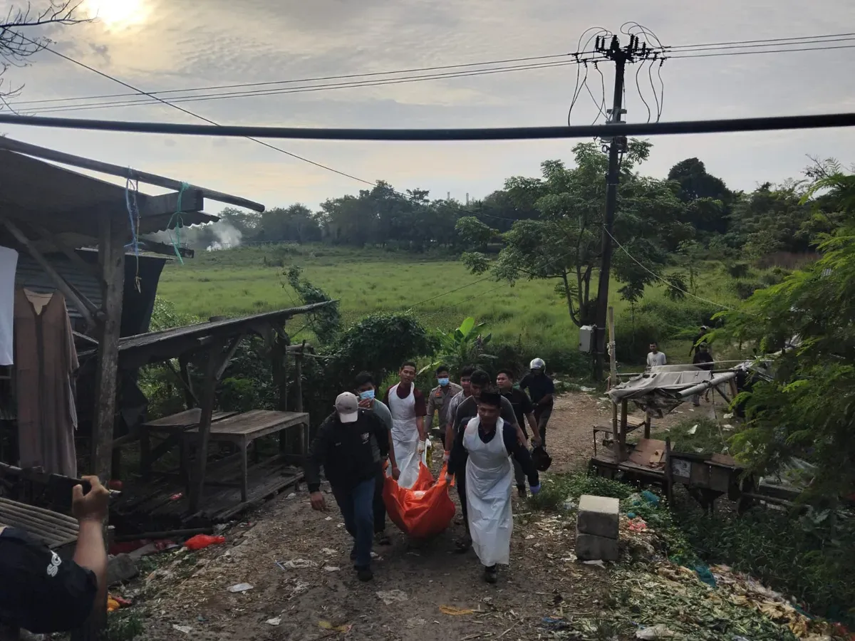 Petugas forensik mengevakuasi jasad Ulumudin ke RS Bhayangkara dari Sungai Ciujung, Kabupaten Serang. (Sumber: Polres Serang)