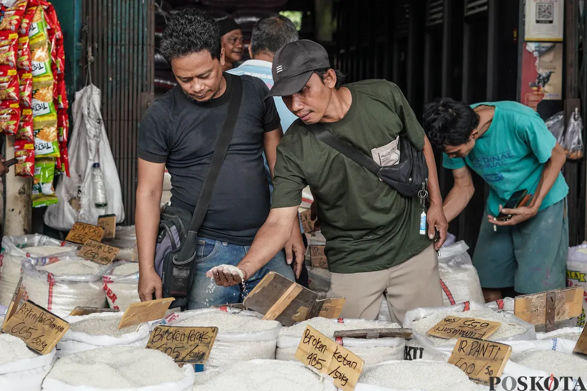 Pekerja mengangkat karung beras di Pasar Beras Cipinang, Jakarta Timur, Selasa, 15 Juli 2025. (Sumber: Poskota/Bilal Nugraha Ginanjar)