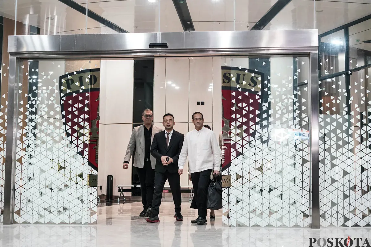 Mantan Mendikbudristek, Nadiem Makarim, selesai menjalani pemeriksaan di Kejaksaan Agung, Jakarta, Selasa, 15 Juli 2025. (Sumber: Poskota/Bilal Nugraha Ginanjar)