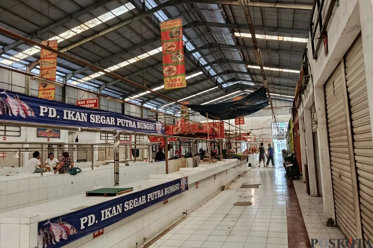 Kondisi Pasar Bersih Telaga Mas Bekasi kembali sepi sebulan lebih seusai dibuka kembali oleh Wali Kota Bekasi, Tri Adhianto, Rabu, 16 Juli 2025. (Sumber: Poskota/Nurpini Aulia Rapika)