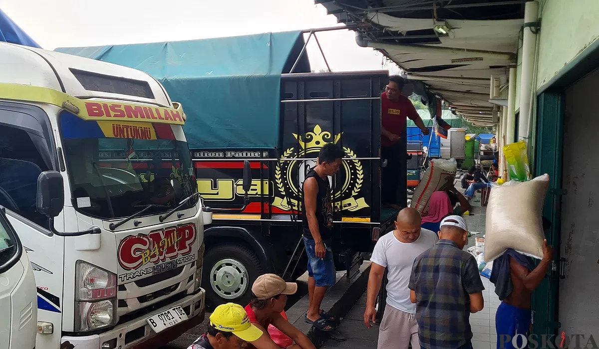 Sejumlah pekerja mengangkut beras di Pasar Induk Beras Cipinang, Jakarta Timur, Rabu, 16 Juli 2025. (Sumber: POSKOTA | Foto: Pandi Ramedhan)