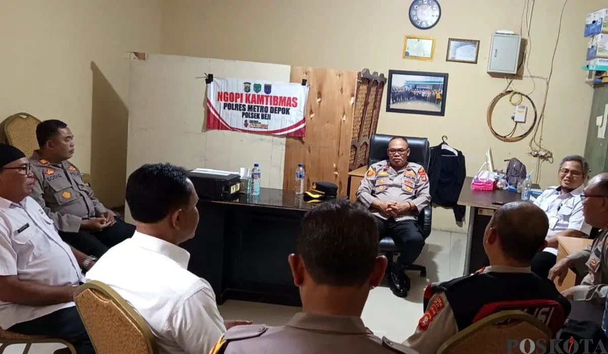 Kapolsek Beji, Kompol Josman Harianja menggelar Ngopi Kamtibmas bersama perwakilan UPT dan pedagang Pasar Kemiri Muka Beji, Kota Depok, Rabu sore, 16 Juli 2025. (Sumber: POSKOTA | Foto: Angga Pahlevi)