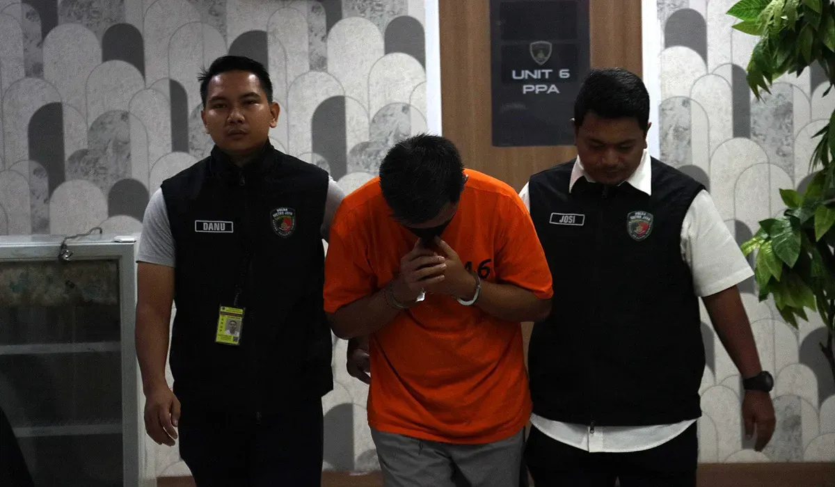 Anggota Polresta Bandara Soetta menggiring IM (tengah), terduga kasus pelecehan seksual terhadap seorang penumpang anak dalam penerbangan pesawat Citilink rute Denpasar-Jakarta. (Sumber: Dok Polres Bandara Soekarno-Hatta)