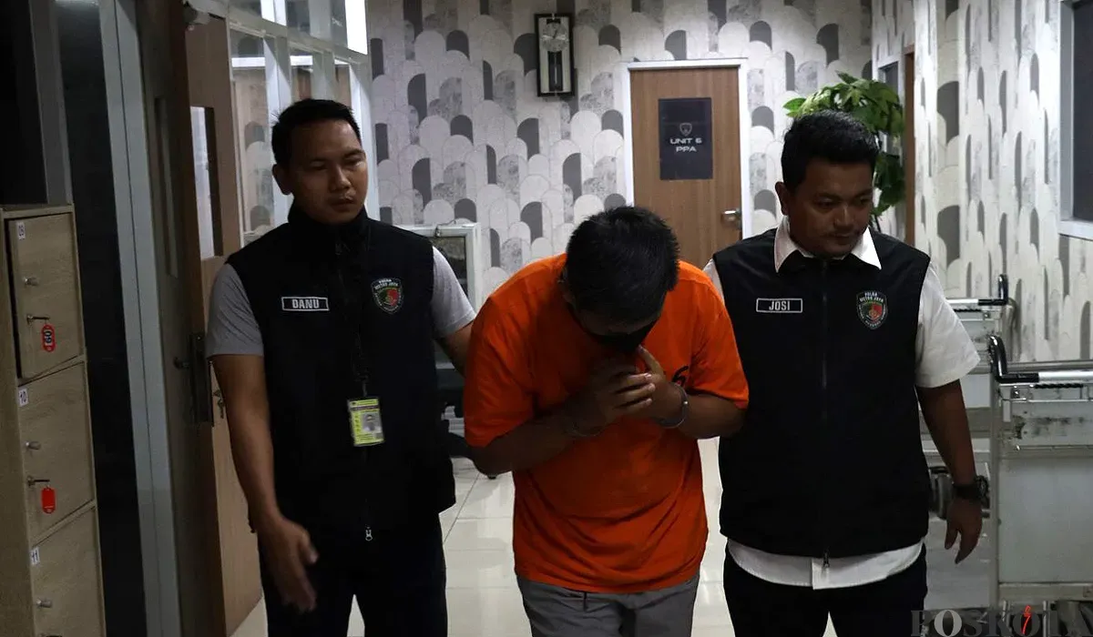 Anggota Polresta Bandara Soetta menggiring IM (tengah), terduga kasus pelecehan seksual yang dialami seorang penumpang anak di bawah umur dalam penerbangan pesawat Citilink rute Denpasar-Jakarta. (Sumber: POSKOTA | Foto: Ali Mansur)