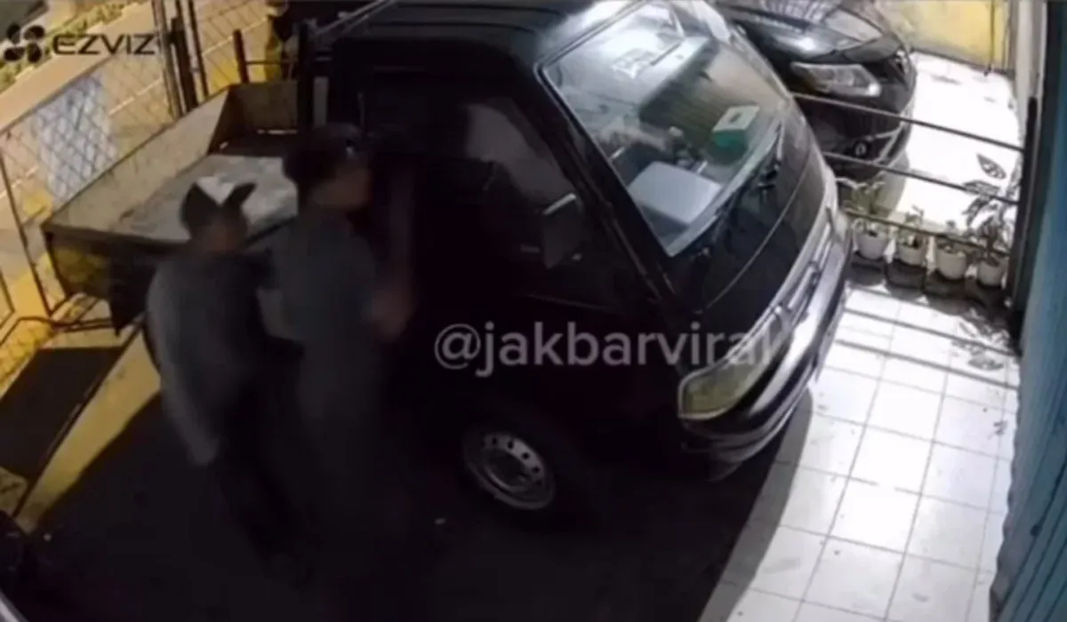 Tangkap layar aksi pencurian mobil pikap terekam CCTV di kawasan Grogol Petamburan, Jakarta Barat.