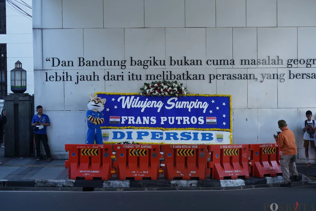 Karangan bunga untuk menyambut pemain baru Persib, Frans Putros di kawasan Asia-Afrika, Kota Bandung, Rabu, 16 Juli 2025. (Sumber: Poskota/Gatot Poedji Utomo)