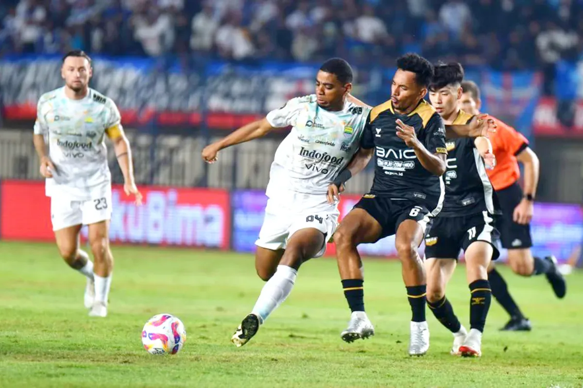Potret pemain asing Persib Bandung, Uilliam Barros saat berlaga di Piala Presiden 2025 melawan Dewa United. (Sumber: Persib)