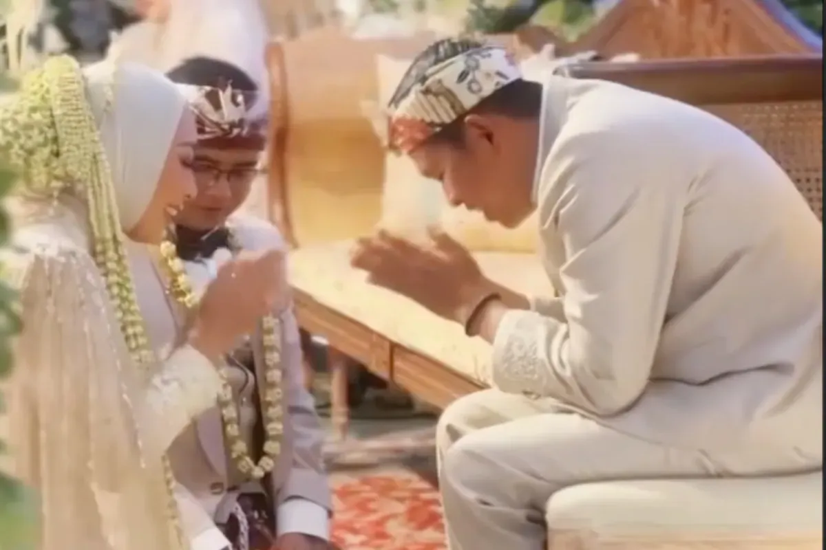 Potret prosesi sungkeman pernikahan Maula Akbar dan Putri Karlina ke hadapan Dedi Mulyadi. (Sumber: Instagram/@putri.karlina14)