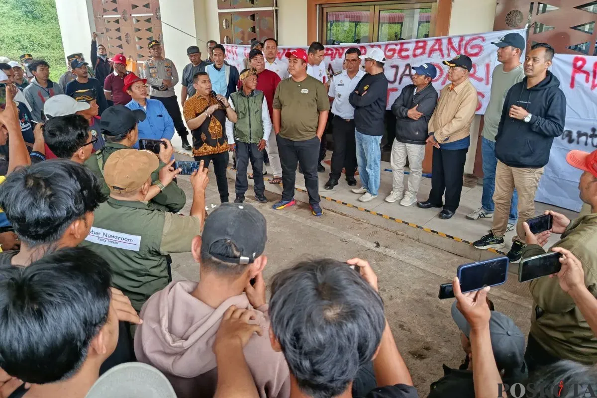 Puluhan warga dari berbagai kelurahan di Kecamatan Bantar Gebang, Kota Bekasi, menggelar aksi unjuk rasa di depan fasilitas RDF milik Pemprov Jakarta, Rabu 16 Juli 2025. (Sumber: Poskota/Nurpini Aulia Rapika)