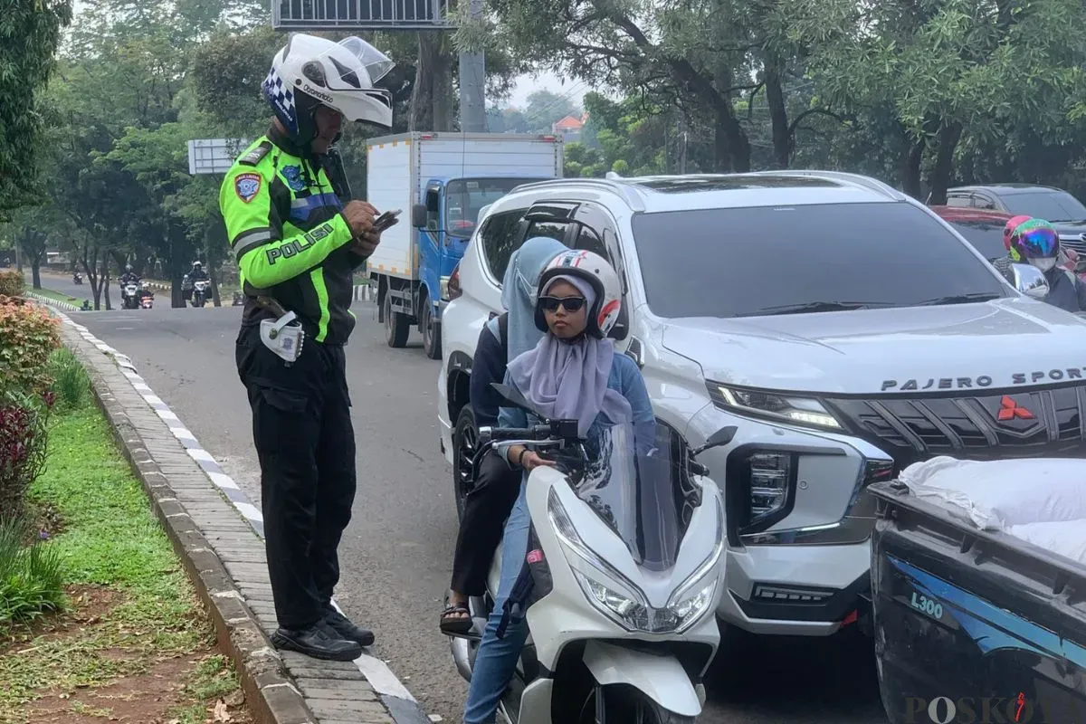 Satlantas Polres Bogor menggelar Operasi Patuh Lodaya di kawasan Simpang Cibinong, Kabupaten Bogor, Rabu, 16 Juli 2025. (Sumber: Poskota/Sekar Putri Andini)