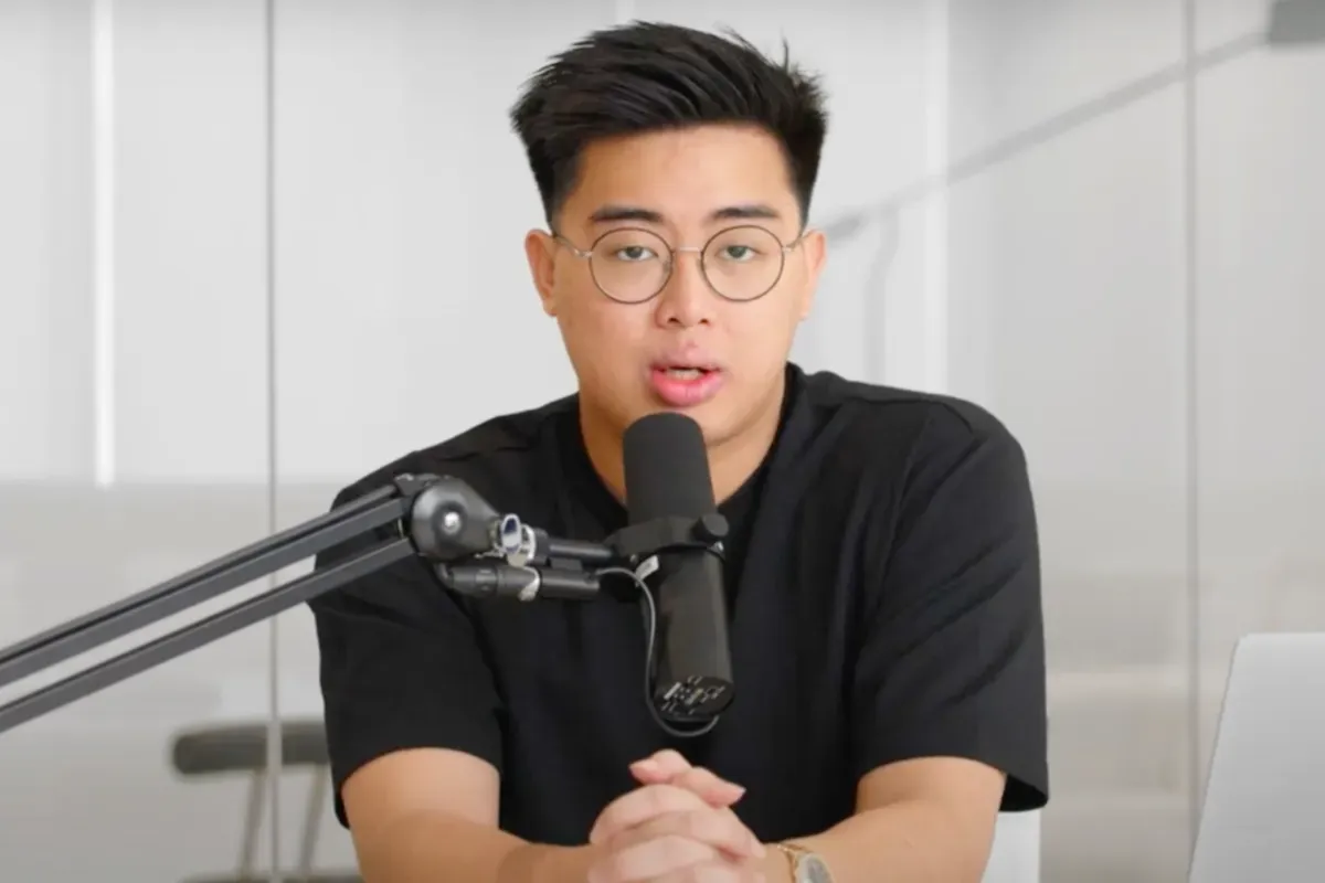 Potret Timothy Ronald yang memaparkan cara kaya raya di tahun 2025. (Sumber: YouTube/Timothy Ronald)