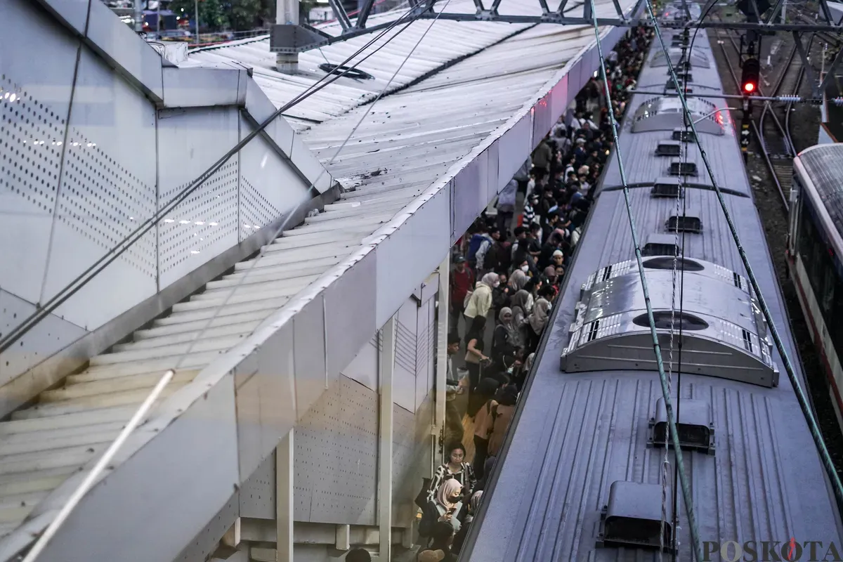 Calon penumpang menunggu kereta Commuter Line di Stasiun Duri, Tambora, Jakarta Barat, Rabu, 16 Juli 2025. (Sumber: Poskota/Bilal Nugraha Ginanjar)