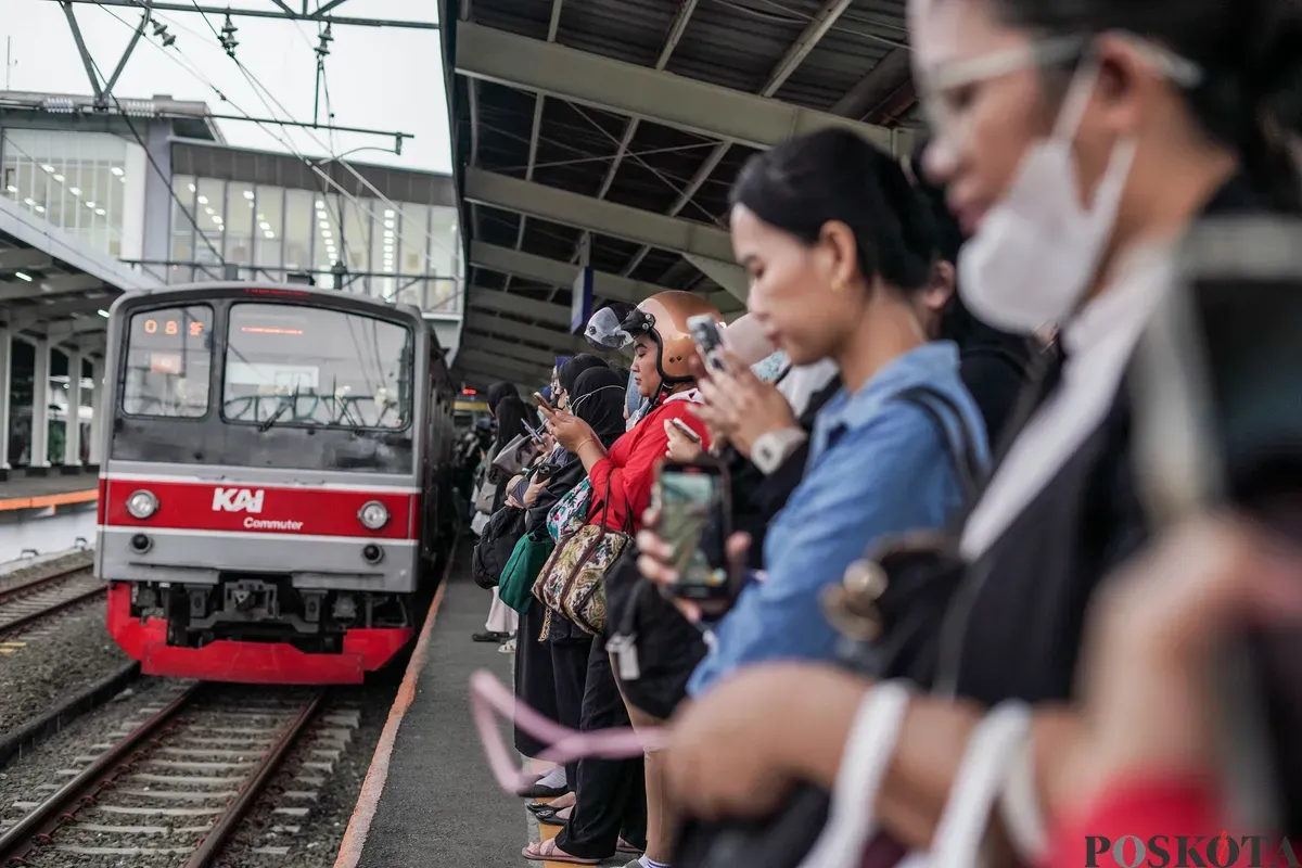 Calon penumpang menunggu kereta Commuter Line di Stasiun Duri, Tambora, Jakarta Barat, Rabu, 16 Juli 2025. (Sumber: Poskota/Bilal Nugraha Ginanjar)