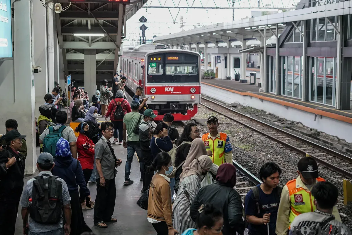 Calon penumpang menunggu kereta Commuter Line di Stasiun Duri, Tambora, Jakarta Barat, Rabu, 16 Juli 2025. (Sumber: Poskota/Bilal Nugraha Ginanjar)