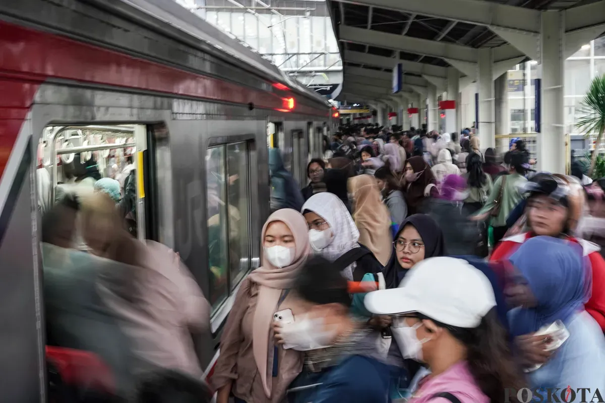 Calon penumpang menaiki kereta Commuter Line di Stasiun Duri, Tambora, Jakarta Barat, Rabu, 16 Juli 2025. (Sumber: Poskota/Bilal Nugraha Ginanjar)