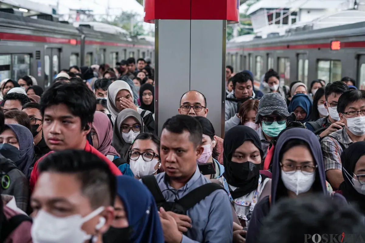 Penumpang turun dari kereta Commuter Line di Stasiun Duri, Tambora, Jakarta Barat, Rabu, 16 Juli 2025. (Sumber: Poskota/Bilal Nugraha Ginanjar)