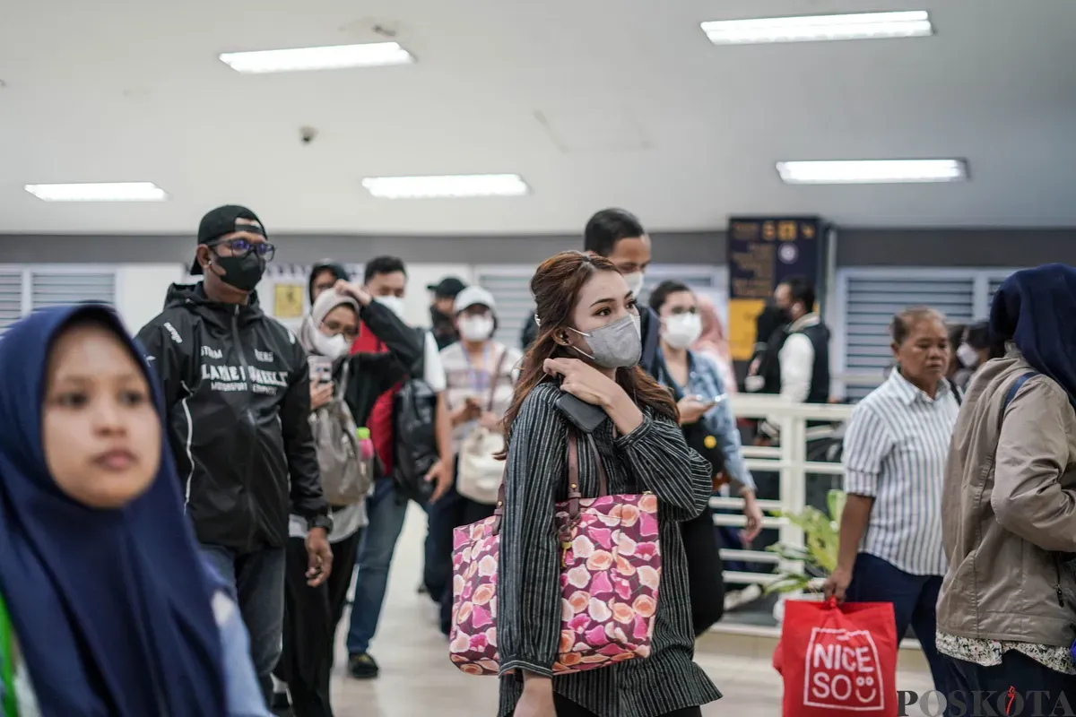 Calon penumpang berlalu lalang di Stasiun Duri, Tambora, Jakarta Barat, Rabu, 16 Juli 2025. (Sumber: Poskota/Bilal Nugraha Ginanjar)