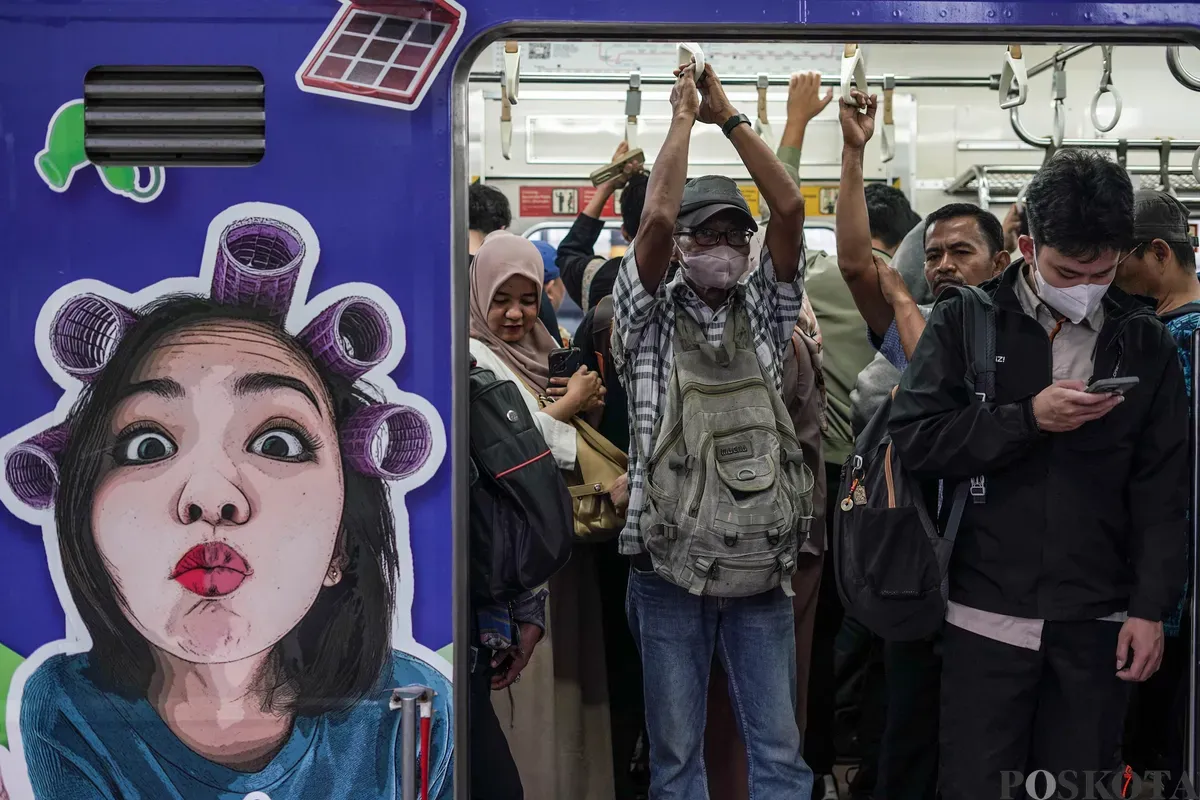 Penumpang menaiki kereta Commuter Line di Stasiun Duri, Tambora, Jakarta Barat, Rabu, 16 Juli 2025. (Sumber: Poskota/Bilal Nugraha Ginanjar)