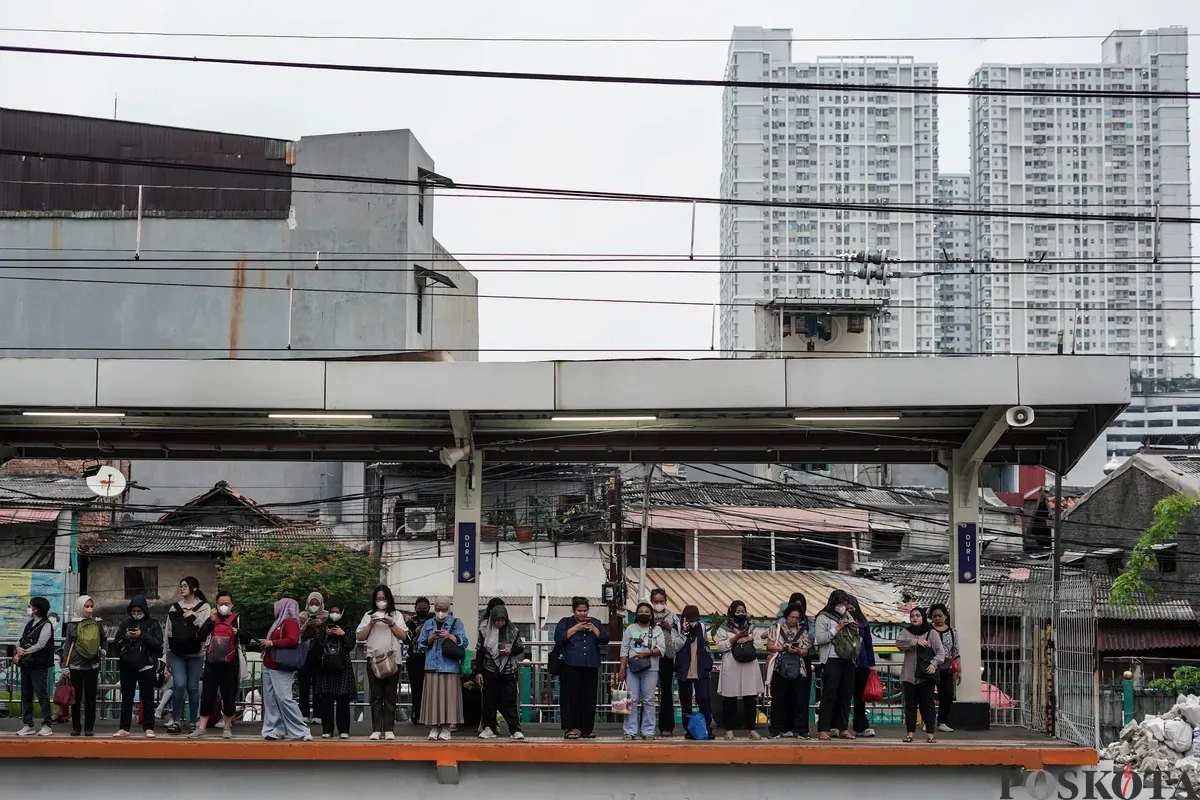 Calon penumpang menunggu kereta Commuter Line di Stasiun Duri, Tambora, Jakarta Barat, Rabu, 16 Juli 2025. (Sumber: Poskota/Bilal Nugraha Ginanjar)