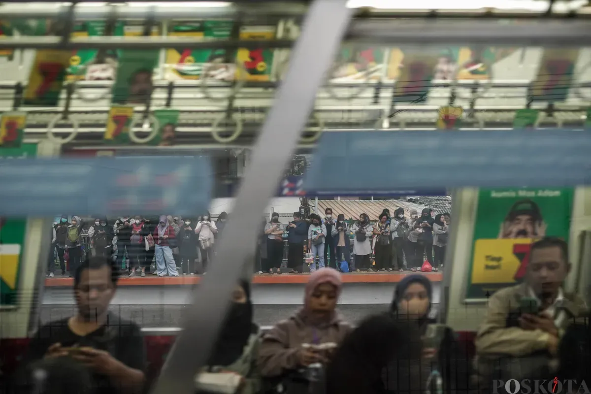 Calon penumpang menunggu kereta Commuter Line di Stasiun Duri, Tambora, Jakarta Barat, Rabu, 16 Juli 2025. (Sumber: Poskota/Bilal Nugraha Ginanjar)