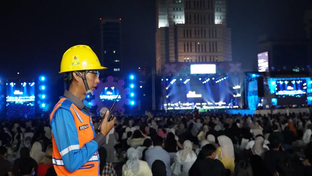 Petugas PLN senantiasa memantau kondisi kelistrikan secara real time selama acara Bigu Festival 2025 berlangsung untuk memastikan sistem kelistrikan berjalan andal dan tanpa gangguan. (Sumber: Dok. PLN UID Jakarta Raya)