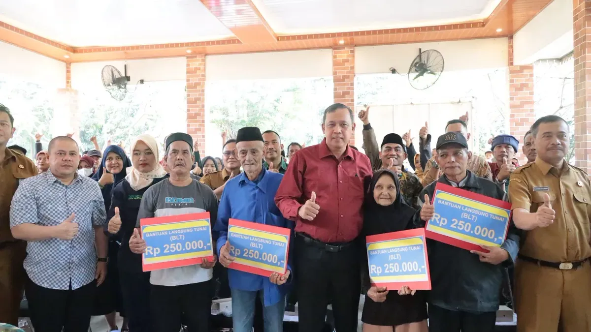 Walikota Bekasi Tri Adhianto membagikan BLT hasil dari Cukai Tembakau ke warga di Kantor Kecamatan Jatiasih, Kota Bekasi. (Sumber: Dok. Pemkot Bekasi)
