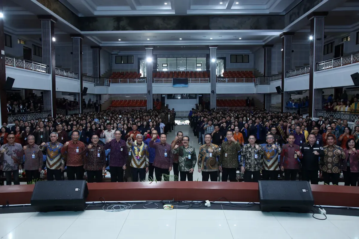 Kepala BNN RI Komjen Marthinus Hukom sosialisasi bahaya narkoba dihadapan sekira 1.000 mahasiswa di Bali. (Sumber: Dok. BNN RI)
