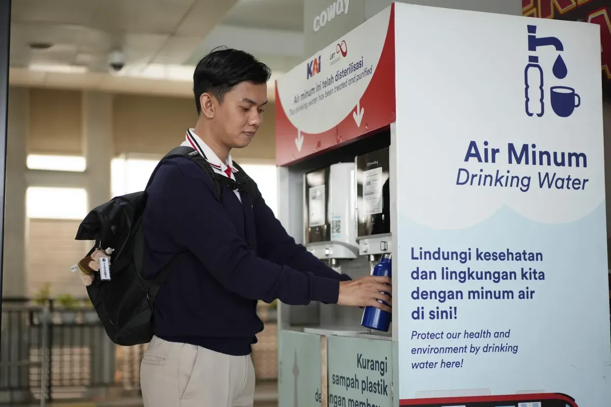 Salah satu penumpang LRT Jabodebek mengambil air minum gratis di water station salah satu stasiun LRT dari PT KAI (Sumber: Dok. LRT Jabodebek)