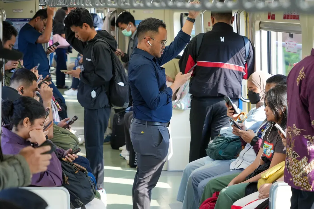 LRT Jabodebek mengajak memilih transportasi publik, bukan hanya mengurangi emisi dan kemacetan, tetapi juga ikut mewujudkan kota yang lebih sehat dan berkelanjutan. (Sumber: Dok. LRT Jabodebek)