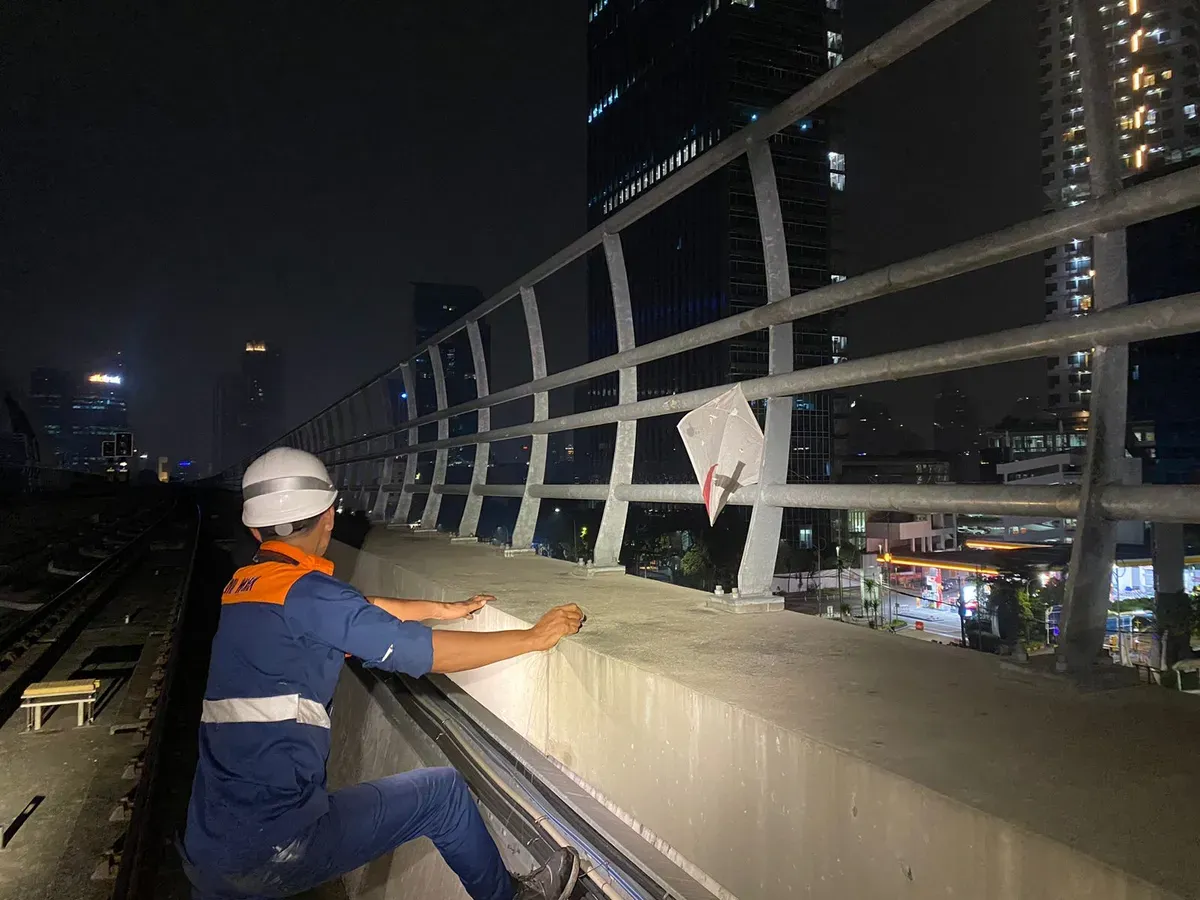Sepanjang tahun 2025, KAI mencatat ada 94 layangan dan 37 bola golf, dan 1 bola sepak ditemukan di sekitar area jalur LRT Jabodebek (Sumber: Dok. LRT Jabodebek)