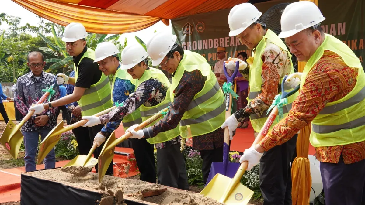 Menteri Agama RI Nasaruddin Umar melakukan groundbreaking pembangunan Gedung Pusat Layanan Informasi Pendidikan di Sekolah Tinggi Agama Buddha Negeri (STABN) Sriwijaya Tangerang, Banten. (Sumber: Dok. Ditjen Bimas Buddha)