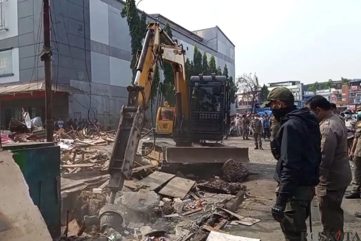 Penertiban bangunan tanpa izin dan pedagang kaki lima di kawasan Terminal Cibinong oleh Satpol PP Kabupaten Bogor, Kamis, 17 Juli 2025. (Sumber: Poskota/Sekar Putri Andini)