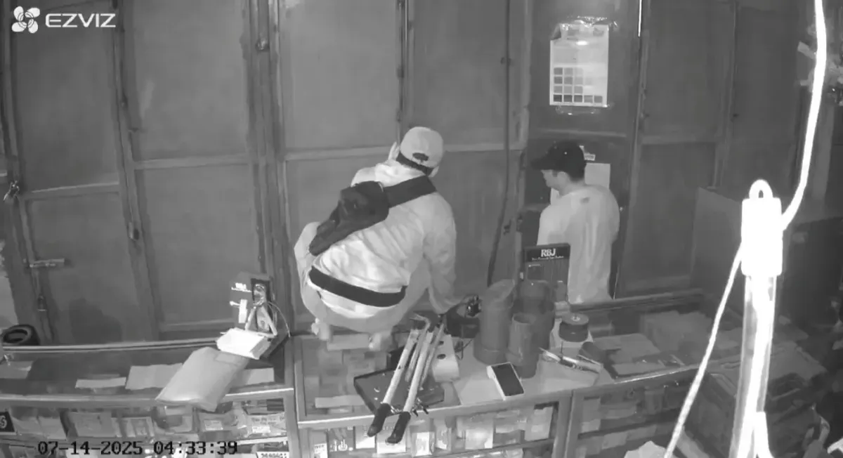 Tangkapan layar CCTV merekam aksi komplotan pencuri yang sedang membobol sebuah toko Ceria Bangunan di Jalan Raya Rawa Kalong, Desa Karangsatria, Tambun Utara, Kabupaten Bekasi. (Sumber: Istimewa)