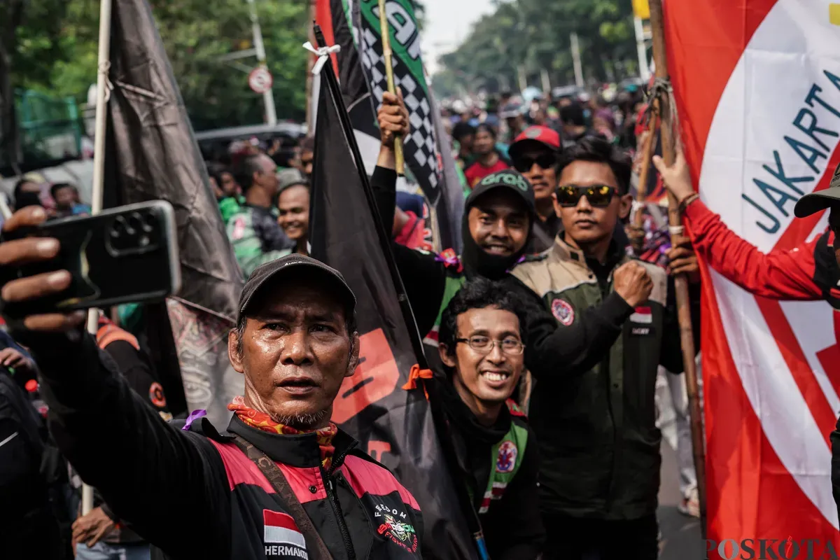 Driver ojek online (ojol) yang tergabung dalam Aliansi Taktis 'Aksi 177' URC Bergerak Bersama menggelar aksi unjuk rasa di kawasan Monas, Kamis, 17 Juli 2025. (Sumber: Poskota/Bilal Nugraha Ginanjar)